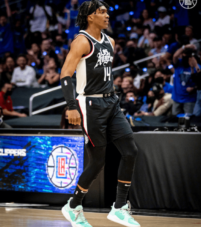 yabo下载地址包含FPX观众热烈欢呼！，德罗巴迎来五赛季出色发挥上演精彩一战的词条